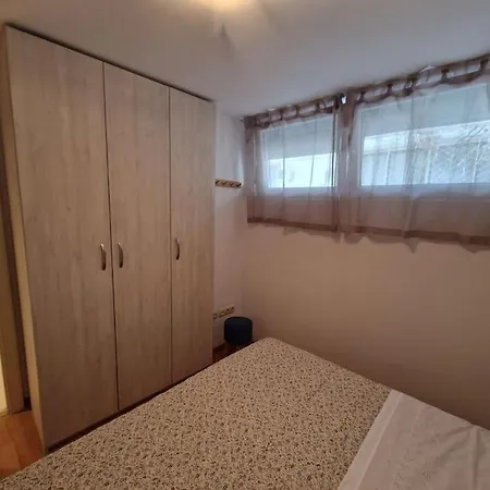 Cozy Mimi In The Center Of * 斯普利特