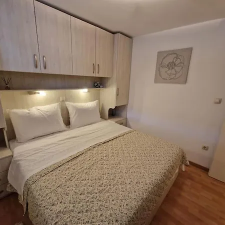 Cozy Mimi In The Center Of Σπλιτ